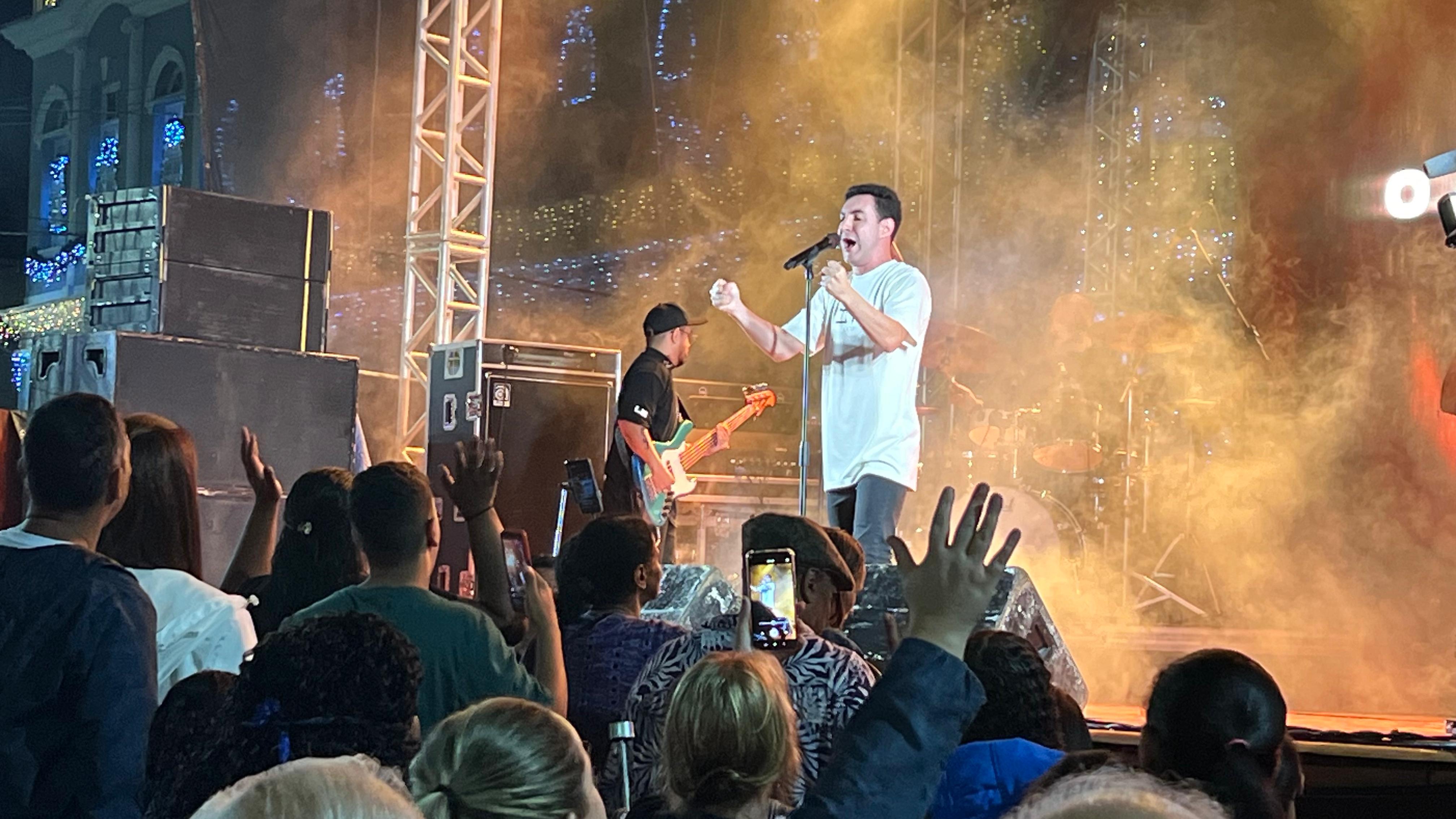 Com repertório gospel, Leandro Borges faz show e emociona o público em Santos Dumont